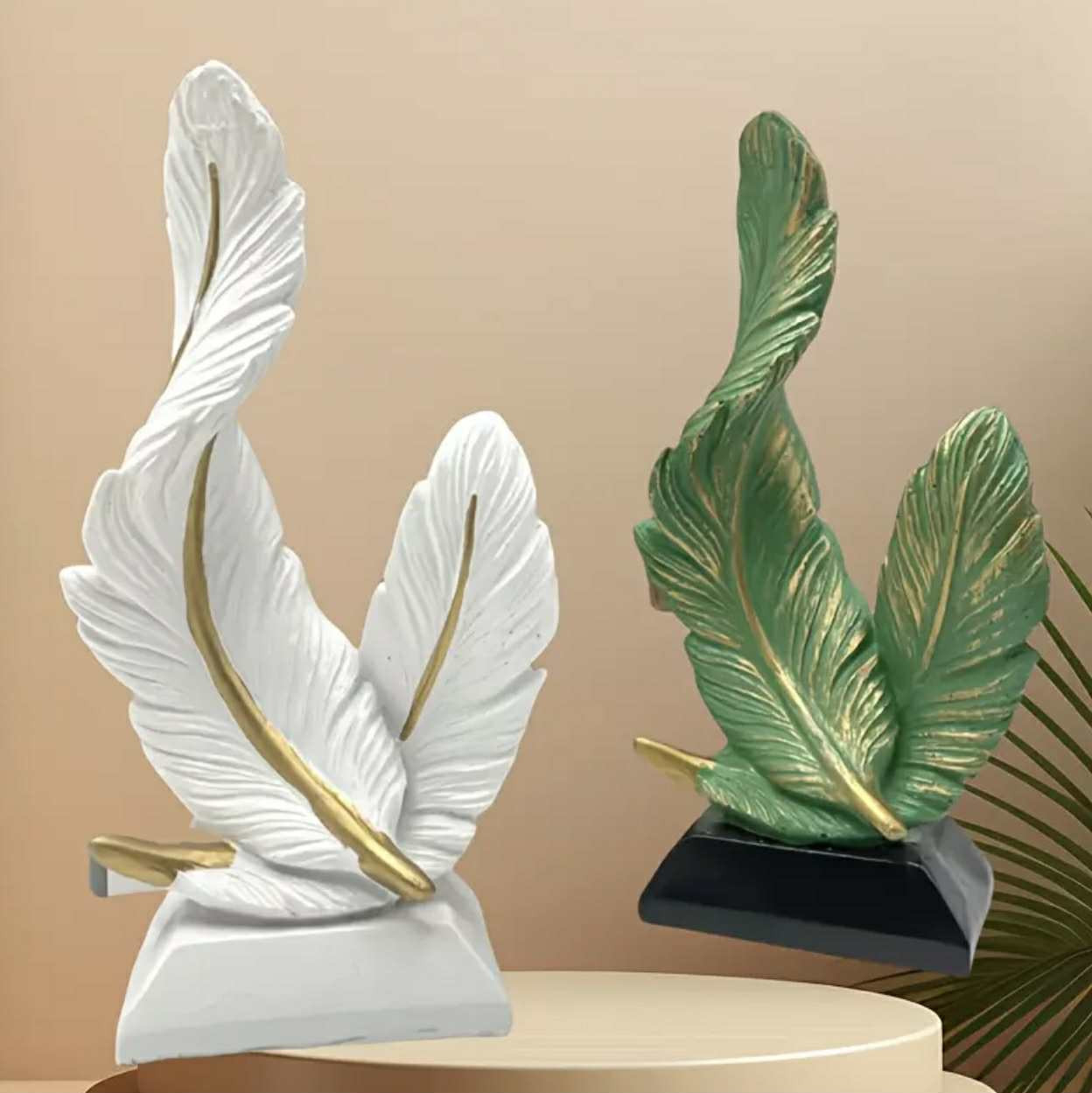 Sculptures de plumes abstraites - Décoration murale en résine blanche et verte avec des accents dorés - Image 2