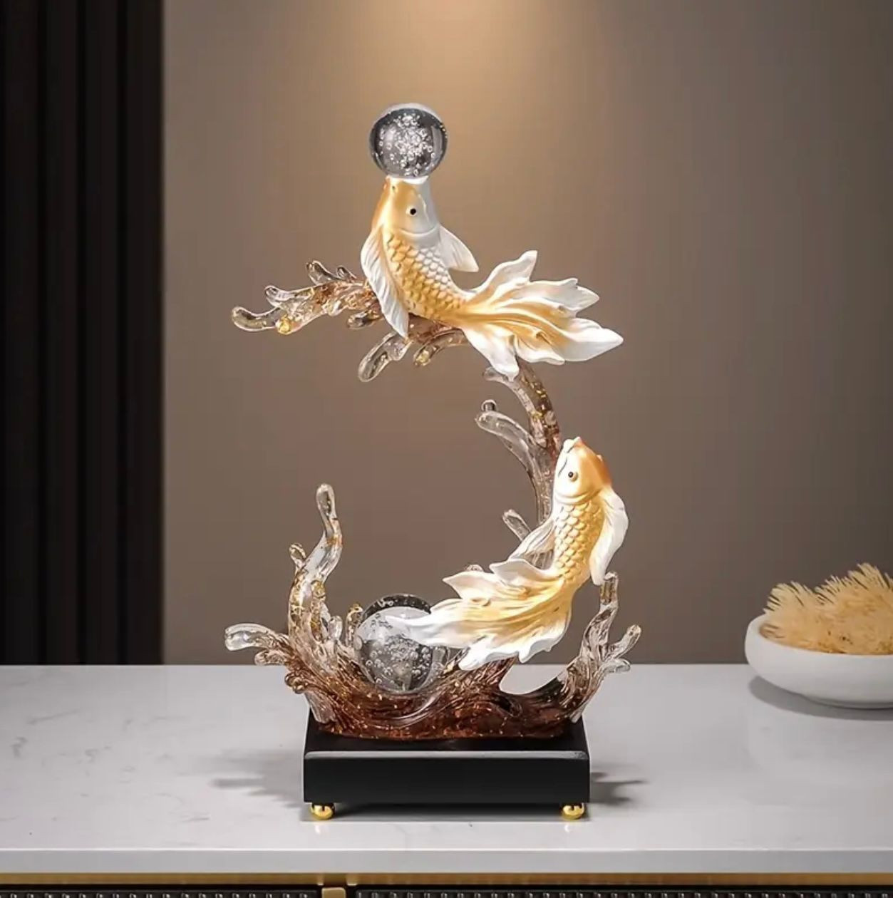 Élégante statue de poisson Koi en céramique avec boule de cristal - Image 3