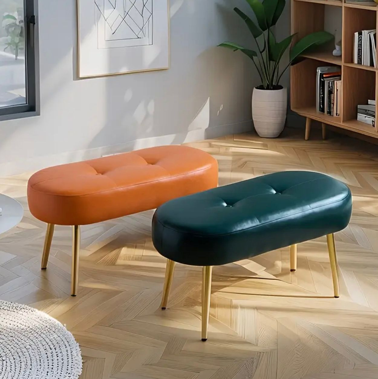 Ottoman moderne en similicuir orange avec pieds dorés - Image 1