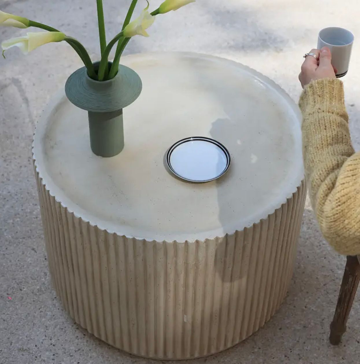 Table d'appoint ronde moderne en béton - Image 1