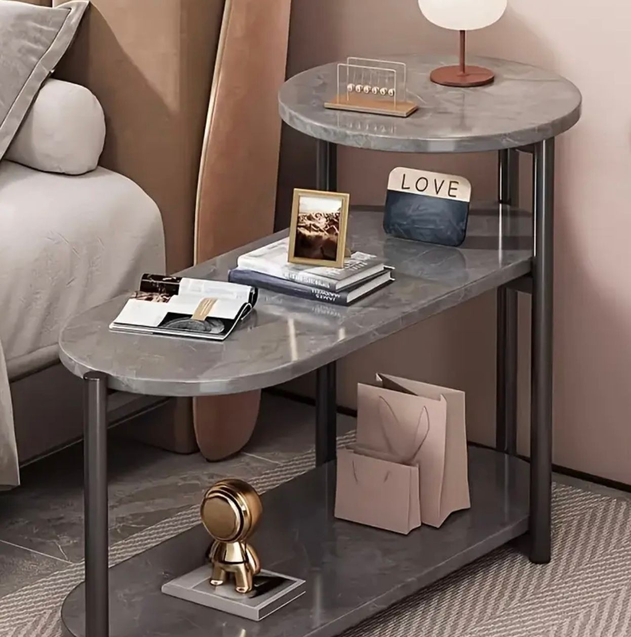 table basse multicouche moderne avec surface à motif en marbre blanc et pieds en métal doré, table d'appoint de canapé contemporaine, espace de rangement à trois niveaux - Image 1