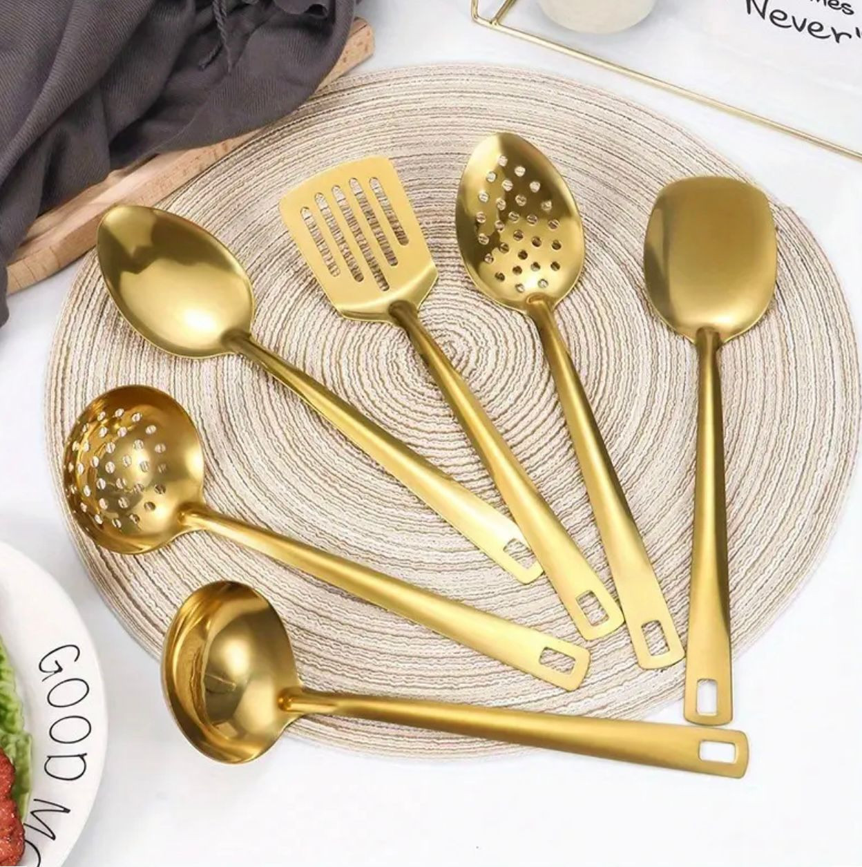 Ensemble d'ustensiles de cuisine plaqués or en acier inoxydable de style coréen de 6 pièces : louche de cuisson essentielle, cuillère à passoire et spatule à frire pour un usage domestique