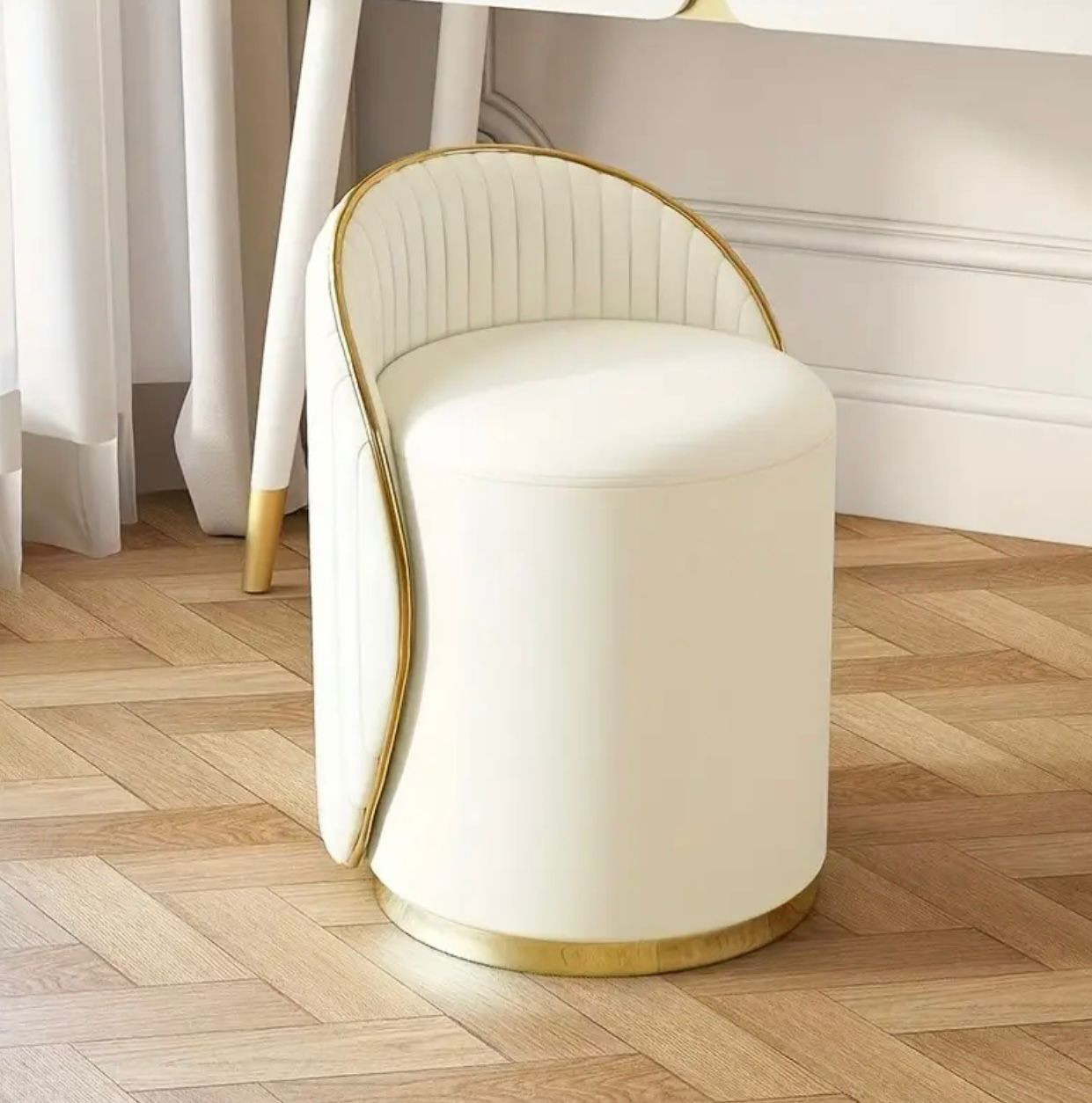 Tabouret de vanité léger et luxueux avec des accents dorés - Image 2
