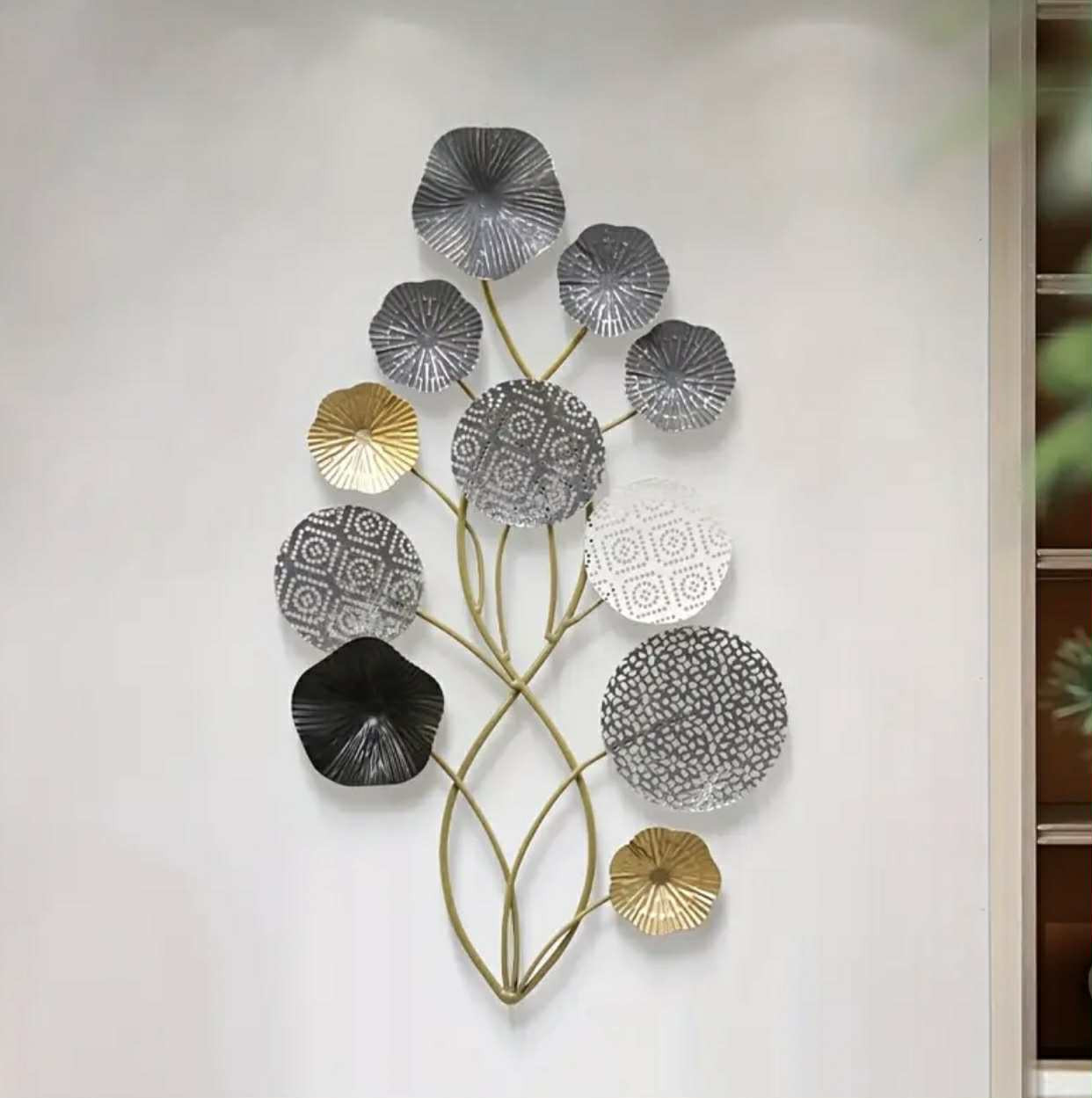 1 grande décoration murale en métal – Motif floral 3D superposé avec feuilles noires, blanches et grises dorées, suspension murale verticale d'intérieur - Image 4