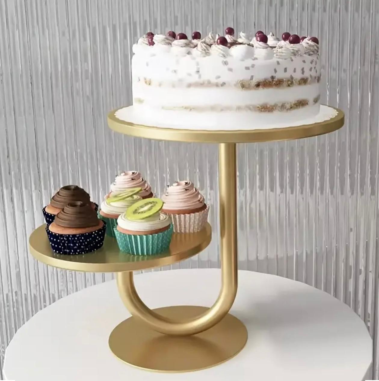 Un présentoir pour la configuration de la fête d'anniversaire, avec une table d'affichage de collations à deux niveaux et une table à gâteaux