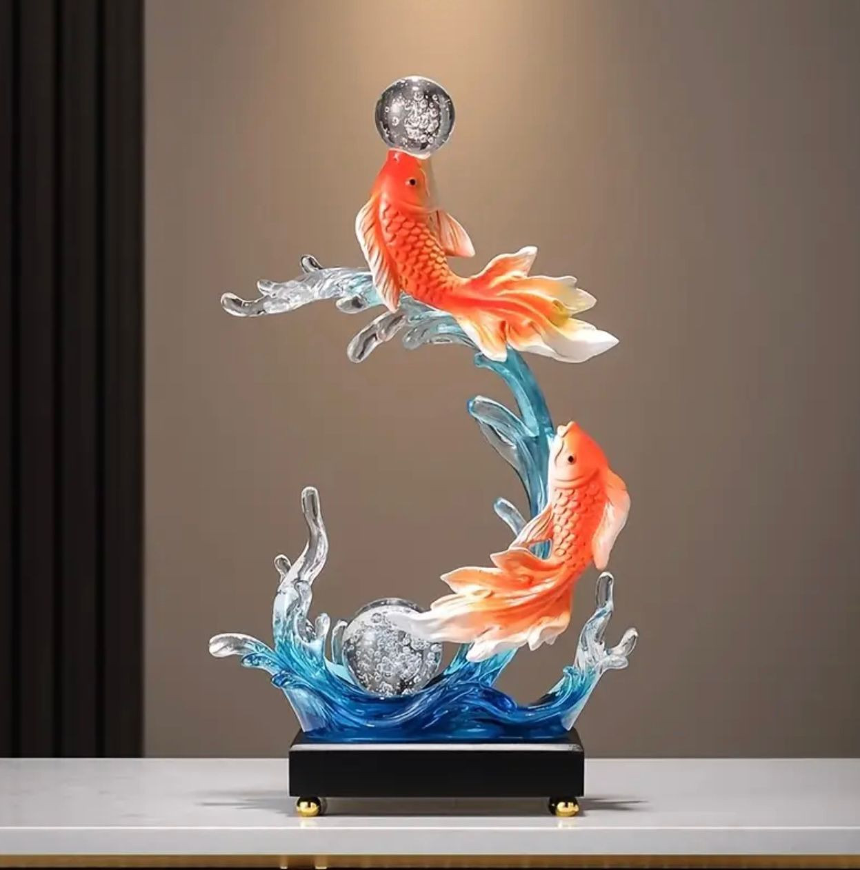 Élégante statue de poisson Koi en céramique avec boule de cristal - Image 4