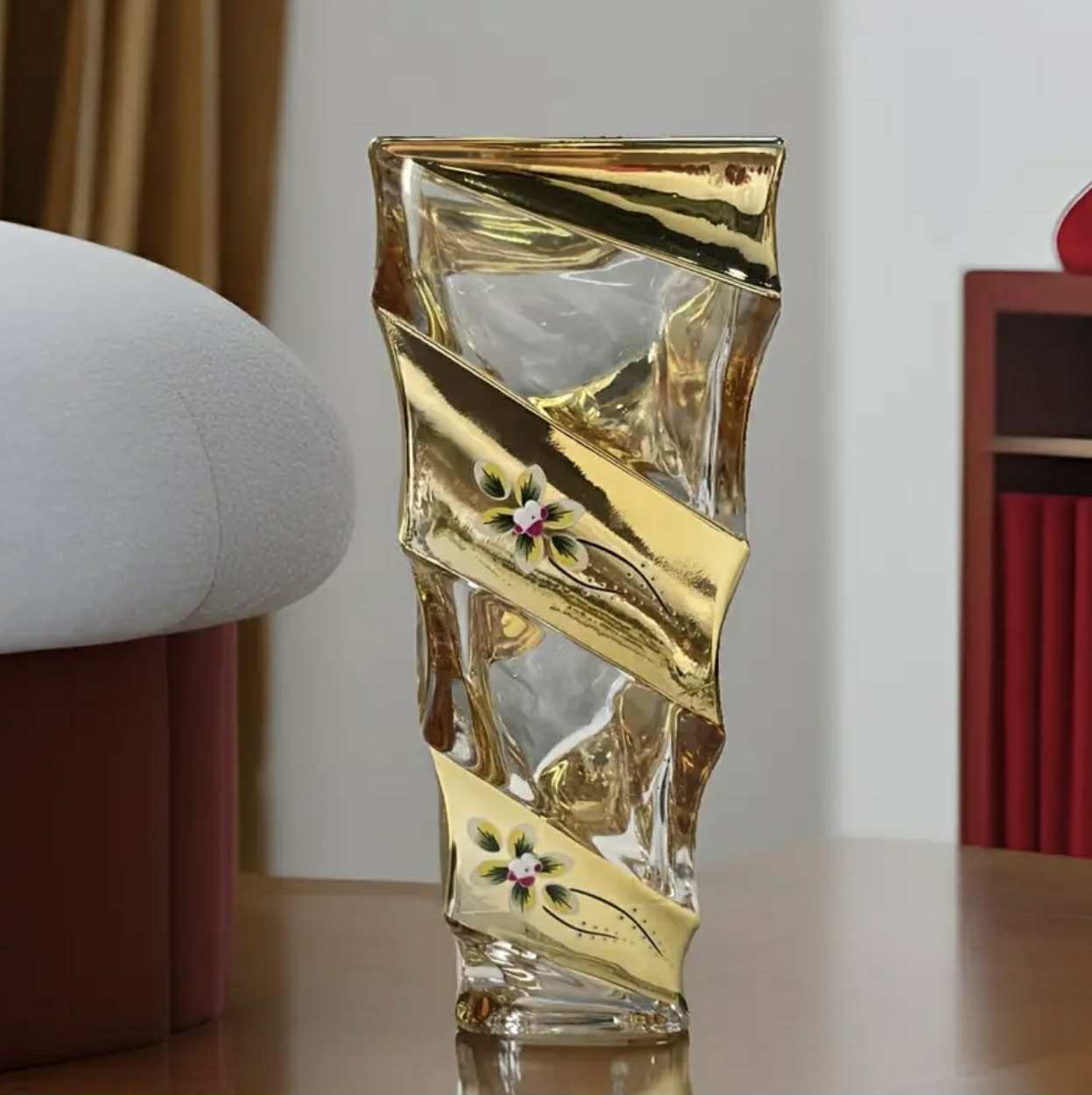 Élégance en Émail, Vase en Verre de Cristal Élégant avec Accents en Émail Doré - Image 4