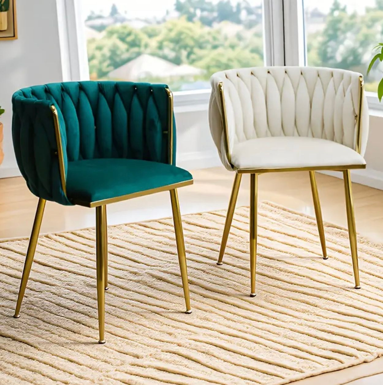 Élégante chaise rembourrée sarcelle avec cadre en métal doré