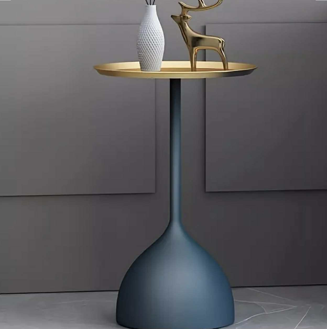 Table d'appoint élégante en métal doré avec touches bleues - Design moderne et fonctionnel
