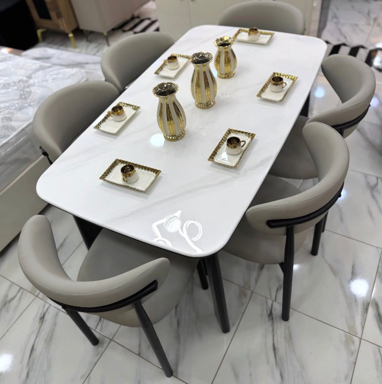 Salle à manger moderne – Élégance blanche et détails dorés