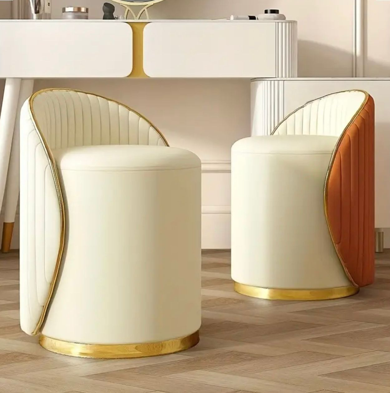 Tabouret de vanité léger et luxueux avec des accents dorés
