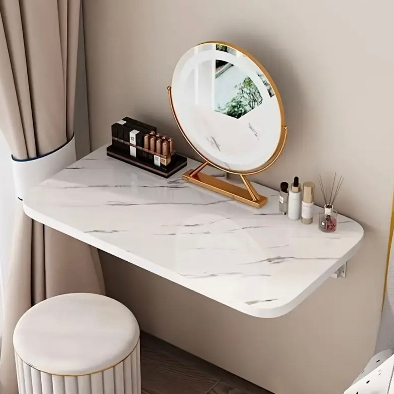 Bureau pliant mural en marbre blanc avec accents dorés - Structure en bois laminé peu encombrant, comprend des supports en métal robustes et un panneau mural