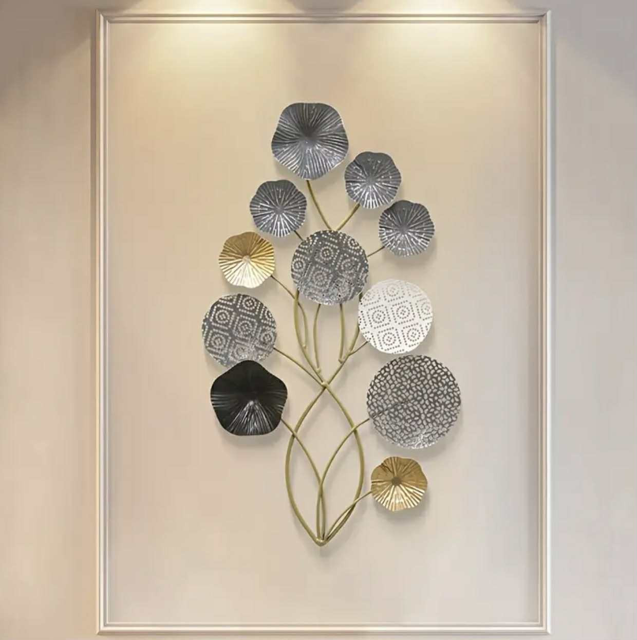 1 grande décoration murale en métal – Motif floral 3D superposé avec feuilles noires, blanches et grises dorées, suspension murale verticale d'intérieur - Image 1