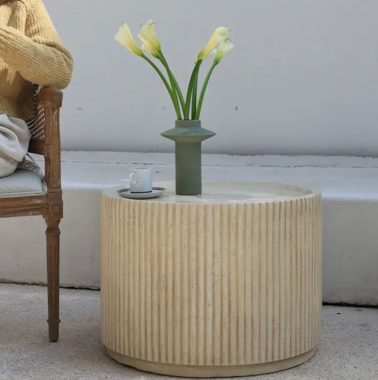 Table d'appoint ronde moderne en béton - Image 3