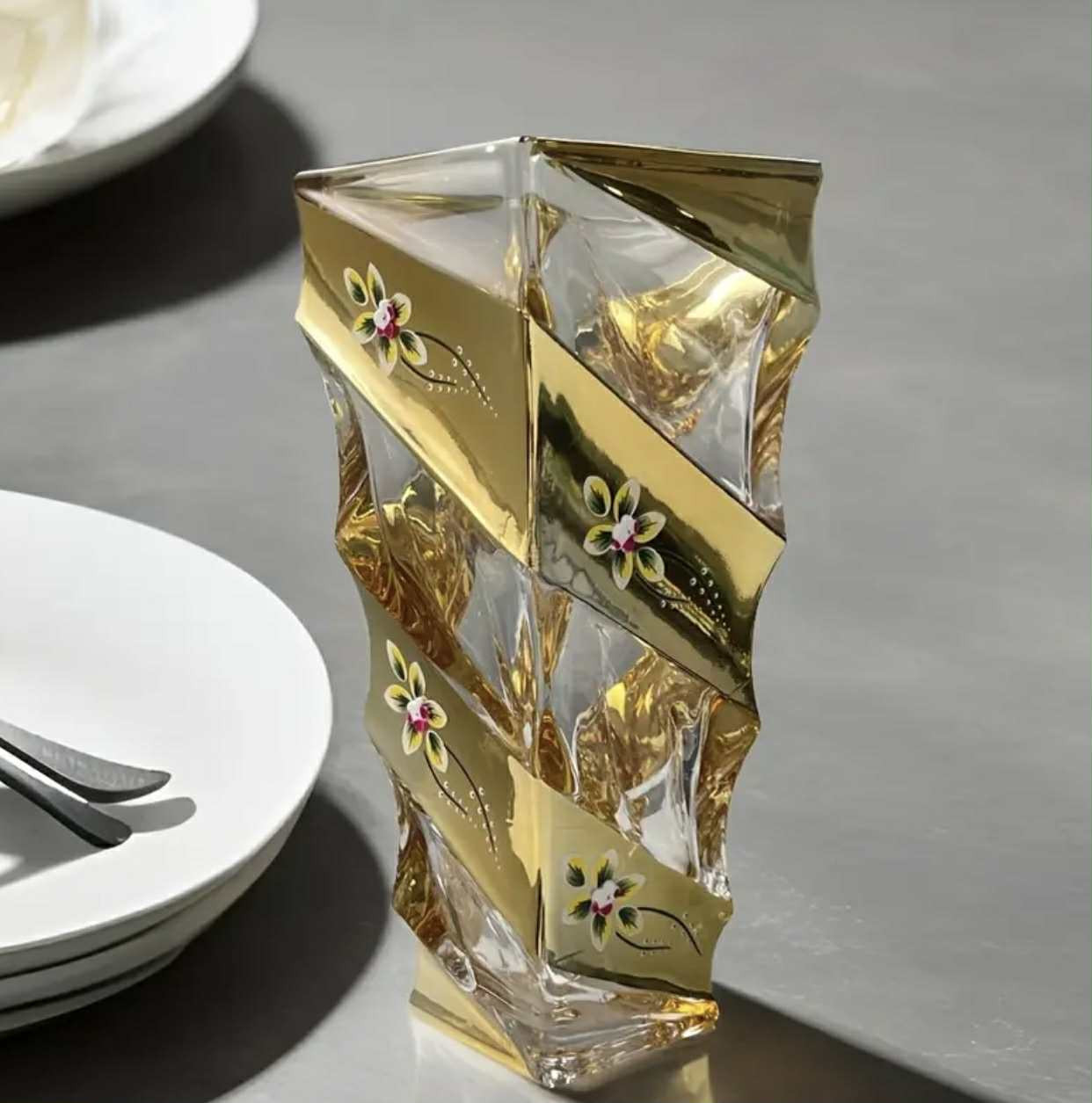 Élégance en Émail, Vase en Verre de Cristal Élégant avec Accents en Émail Doré - Image 2
