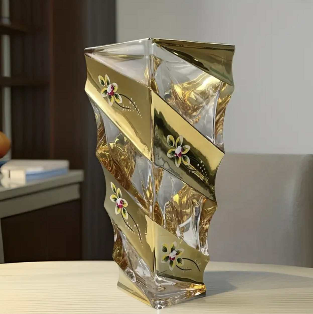 Élégance en Émail, Vase en Verre de Cristal Élégant avec Accents en Émail Doré - Image 1