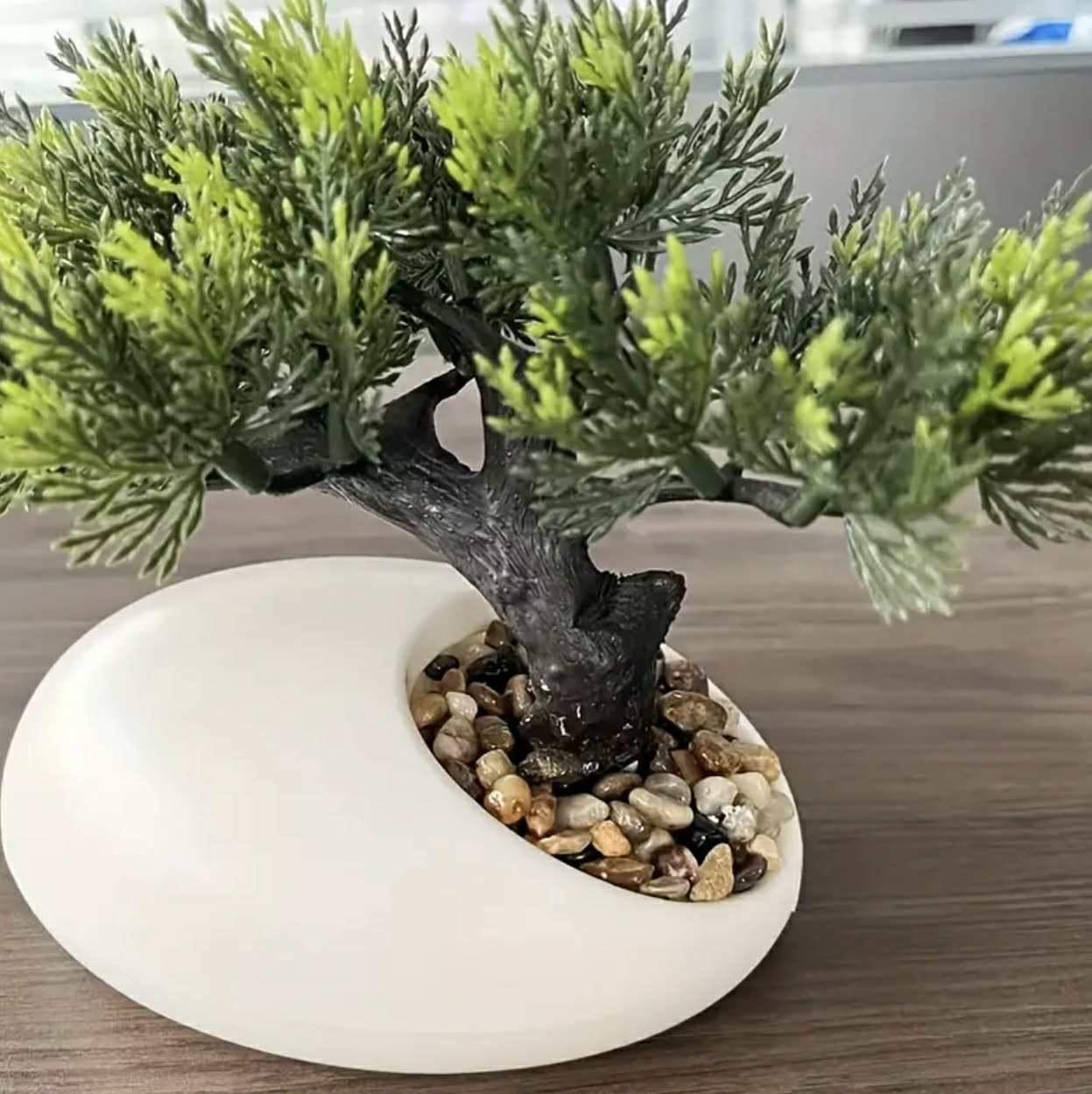 Arbre Topiaire Artificiel en Pin Fait Main avec Feuilles Vertes Luxuriantes & Branches Complexes - Plante Miniature Réaliste en Pot Blanc Élégant - Image 1