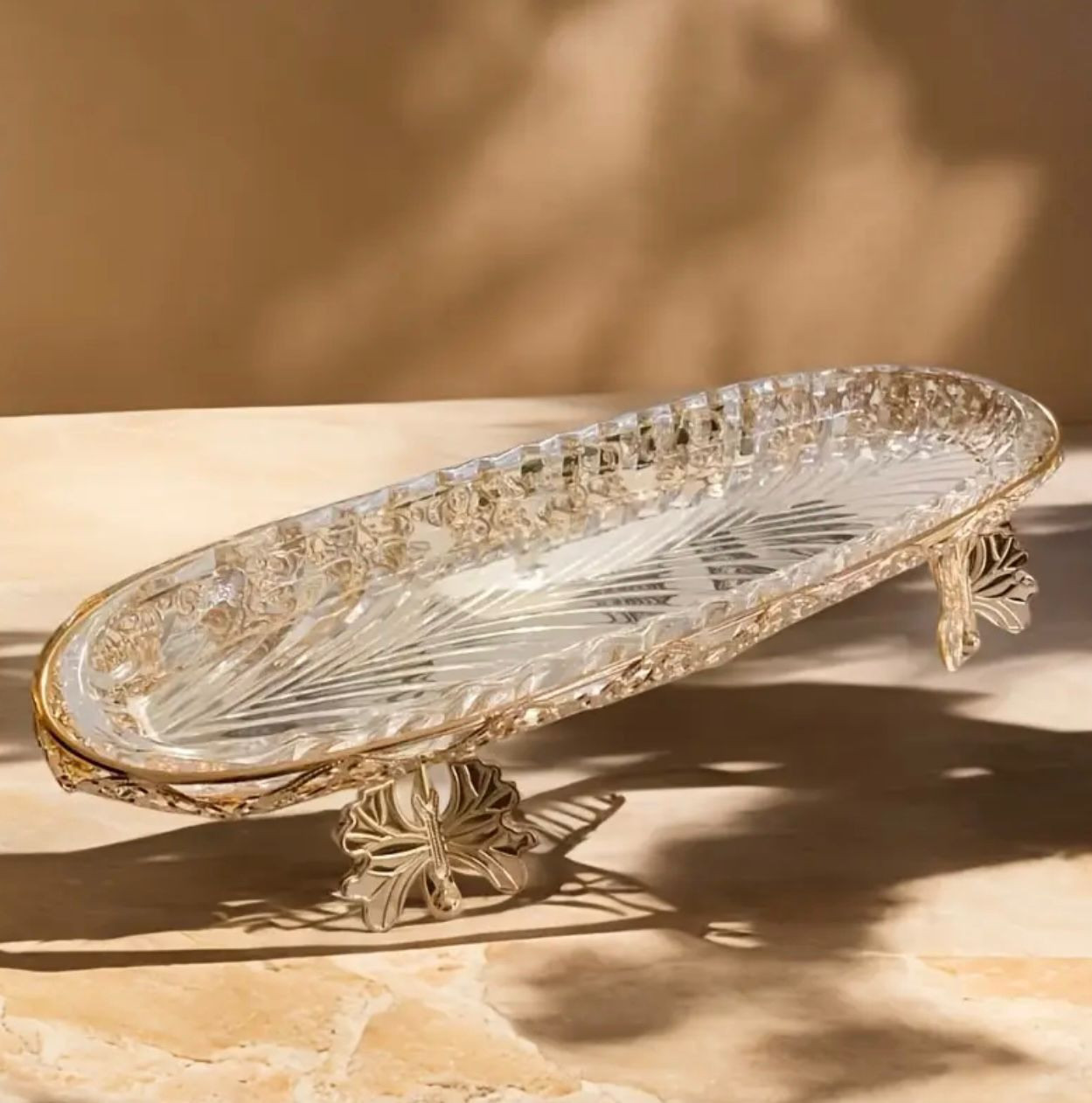Plateau en verre métallique élégant avec des accents floraux - Finiti. - Accessoires - Image 4 - Livraison Maroc