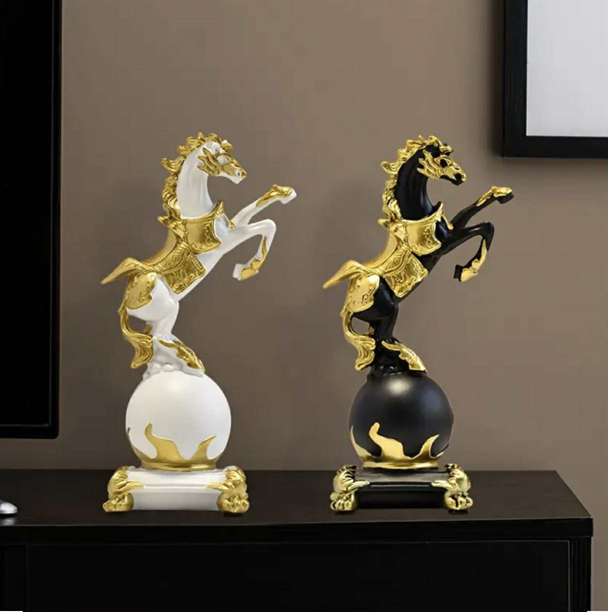 Statue de cheval en résine - Élégante sculpture décorative dorée et blanche pour le salon, ornement d'intérieur - Image 1