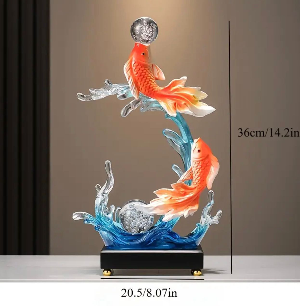 Élégante statue de poisson Koi en céramique avec boule de cristal - Image 2