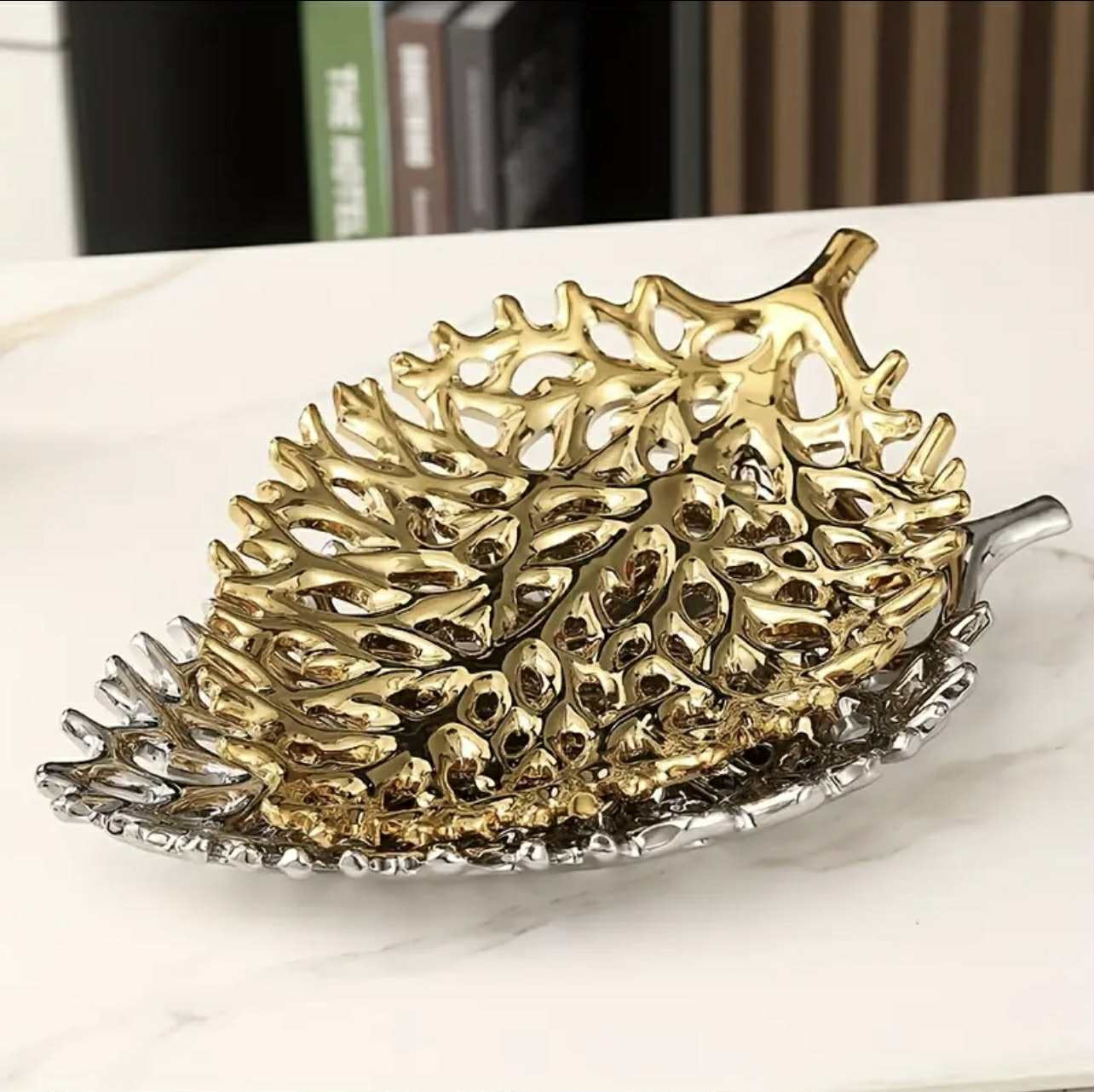 Plateau décoratif élégant à motif de feuilles jaune doré, 1 pièce - Décoration de table luxueuse - Image 1