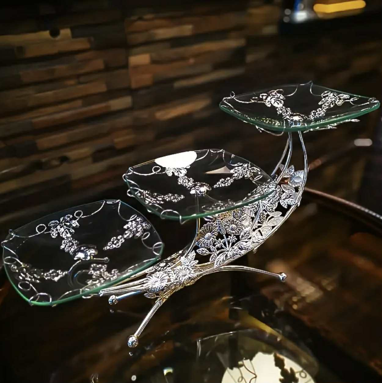 Plateau élégant en forme de lune dorée - Centre de table luxueux en métal et verre pour le salon - Image 4