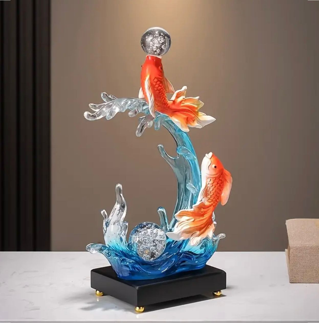 Élégante statue de poisson Koi en céramique avec boule de cristal - Image 1