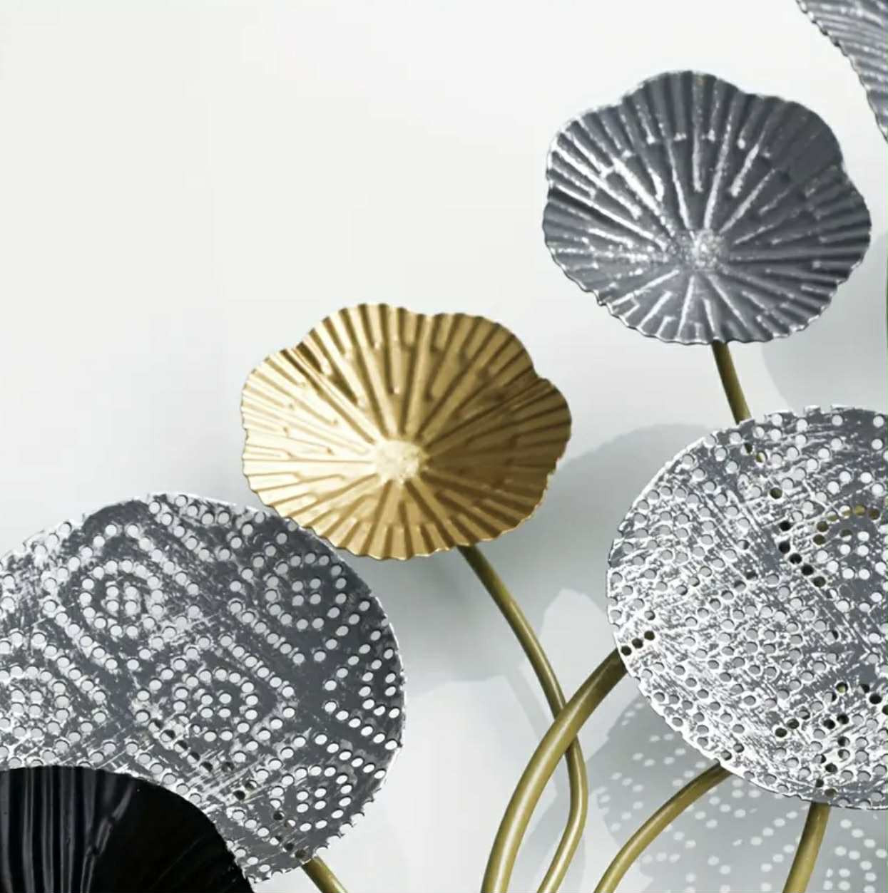 1 grande décoration murale en métal – Motif floral 3D superposé avec feuilles noires, blanches et grises dorées, suspension murale verticale d'intérieur - Image 5