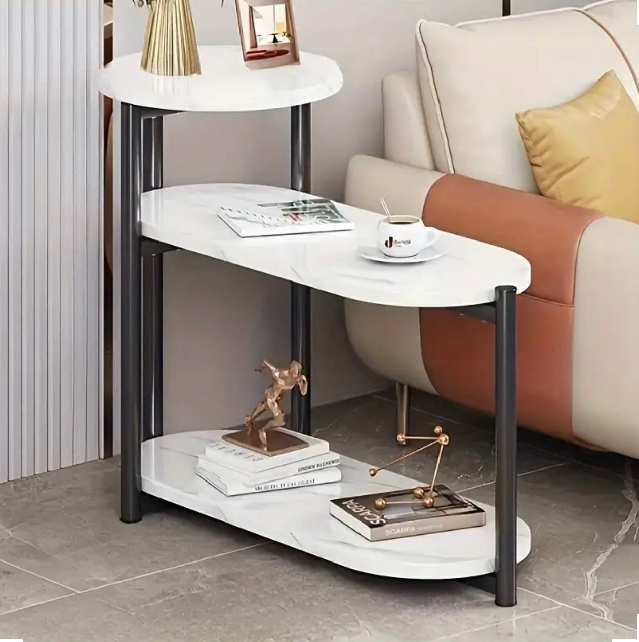 table basse multicouche moderne avec surface à motif en marbre blanc et pieds en métal doré, table d'appoint de canapé contemporaine, espace de rangement à trois niveaux - Image 2